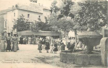 CPA FRANCE 84 "Chateauneuf du Pape, la fontaine de la Place"