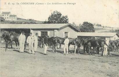 CPA FRANCE 23 " 'La Courtine, Les artilleurs au pansage".