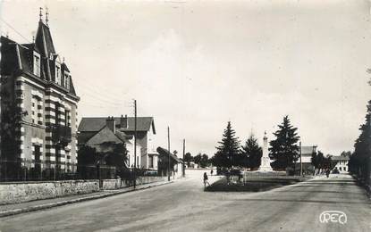 CPSM FRANCE 23 " Boussac, Avenue de la gare, le monument aux morts".