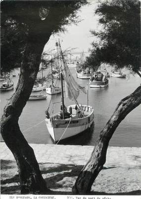 CPSM FRANCE 17 " Ile d' Oléron, La Cotinière vue du port de pêche".