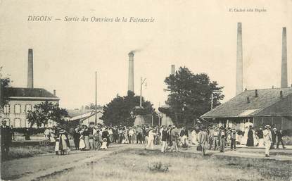 CPA FRANCE 71 " Digoin, Sortie des ouvriers de la faïencerie".