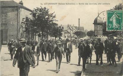 CPA FRANCE 71 " Le Creusot, Usine Schneider, sortie des ouvriers".