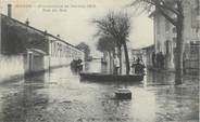 71 SaÔne Et Loire CPA FRANCE 71 "Mâcon, Rue du gaz , Inondations de janvier 1910". / INONDATIONS