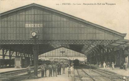 CPA FRANCE 10 " Troyes, La gare, perspective du hall des voyageurs".