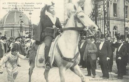 CPA FRANCE 10 " Troyes, Fêtes de la Bonneterie Henri IV saluant les membres du comité".