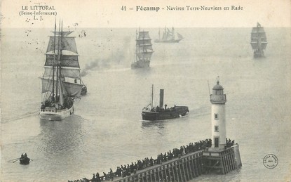 CPA FRANCE 76 "Fécamp, navires Terre Neuviers en Rade"