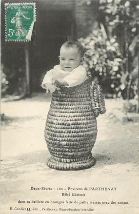 CPA FRANCE 79 " Environs de Parthenay, Bébé Gâtinais dans sa baillotte en bourgne ". / FOLKLORE