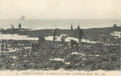 CPA FRANCE 17 " Fouras les Bains, Les rochers du Fort Enet, la pêche aux moules".