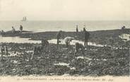 17 Charente Maritime CPA FRANCE 17 " Fouras les Bains, Les rochers du Fort Enet, la pêche aux moules".