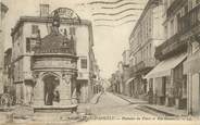 17 Charente Maritime CPA FRANCE 17 "St Jean d'Angély, Fontaine du Pilori et Rue Gambetta".