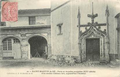 CPA FRANCE 17 "St Martin de Ré, Porte et arcades sculptées d'un ancien château fort".