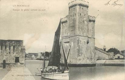 CPA FRANCE 17 "La Rochelle, Barque de pêche sortant du port".