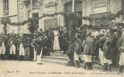 CPA FRANCE 83 "Saint Tropez, la Bravade, prise de la Pique"