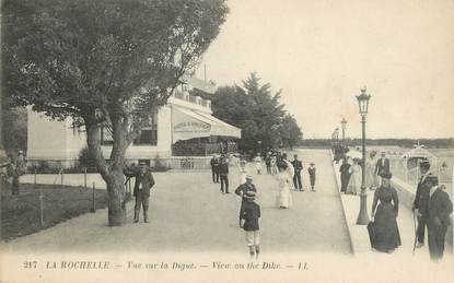 CPA FRANCE 17 "La Rochelle, Vue sur la Digue".