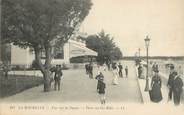 17 Charente Maritime CPA FRANCE 17 "La Rochelle, Vue sur la Digue".