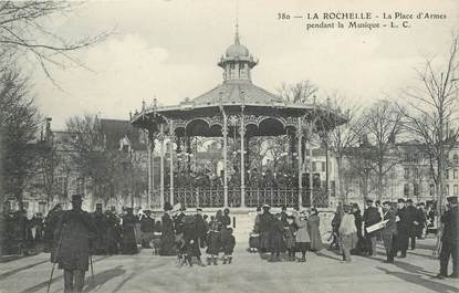 CPA FRANCE 17 "La Rochelle, La Place d'Armes pendant la musique".