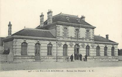 CPA FRANCE 17 "La Palllice - La Rochelle, Bureau des Douanes".