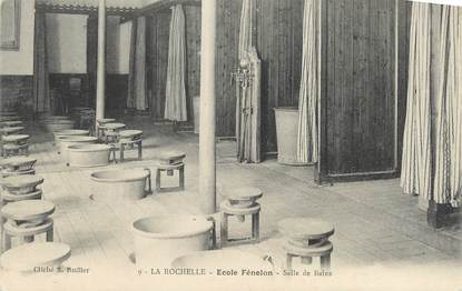 CPA FRANCE 17 " La Rochelle, Ecole Fénelon, la salle de bains".