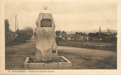 CPA FRANCE 83 " St Raphaël, Statue de Rolland Garros". / AVIATEUR / ROLAND GARROS