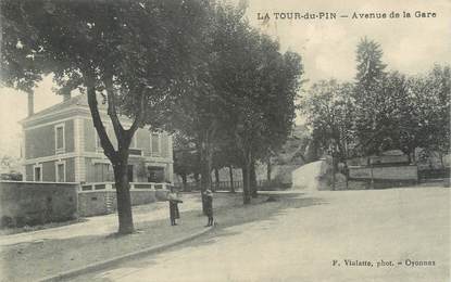 CPA FRANCE 38 " La Tour du Pin, Avenue de la gare".