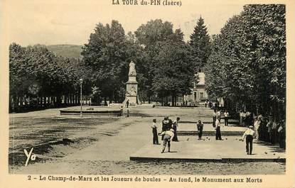 CPA FRANCE 38 " La Tour du Pin, Le Champ de Mars et les joueurs de boules, le monument aux morts'". / BOULES