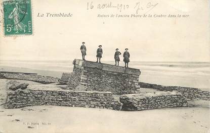 CPA FRANCE 17 " La Tremblade, Ruines de l'ancien phare de la Coubre dans la mer". / PHARE