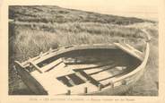 17 Charente Maritime CPA FRANCE 17 "Les Moutiers d'Allonne, Barque échouée sur les dunes".