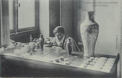 CPA FRANCE 92 " Sèvres, La Manufacture Nationale de Porcelaine, l'atelier de dorure"