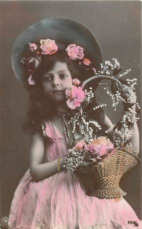 CPA ENFANT /  CHAPEAU / FLEUR