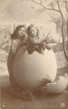 CPA ENFANT / deux petites filles et oeuf de Pâques