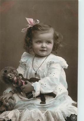 CPA ENFANT / petite fille et sa poupée