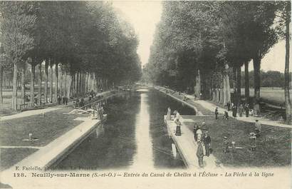 CPA FRANCE 93 " Neuilly sur Marne, Entrée du canal de Chelles à l'écluse, la pêche à la ligne"