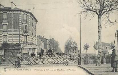 CPA FRANCE 93 "La Courneuve, Passage à niveau au Boulevard Pasteur"