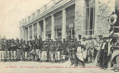 CPA FRANCE 88 " La Schlucht, Une compagnie du 15ème régiment d'infanterie devant l'Hôtel Français"