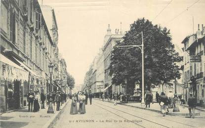 CPA FRANCE 84 " Avignon, Rue de la République"