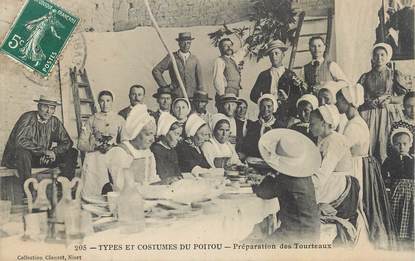 CPA FRANCE 79 " Types et costumes du Poitou, Préparation des Tourteaux" / FOLKLORE