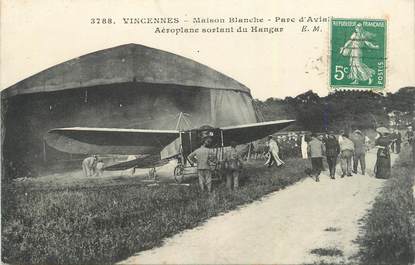 CPA FRANCE 94 " Vincennes, Maison blanche parc d'aviation, aéroplane sortant du hangar"