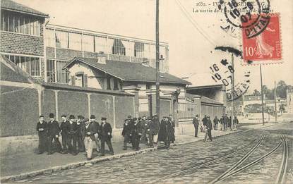 CPA FRANCE 94 " Ivry sur Seine, Sortie de l'Usine Richard Brasier"