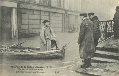 CPA FRANCE 94 "Maison Alfort, La crue de la Seine de 1910, Un vicaire aidant les sauveteurs" / INONDATIONS