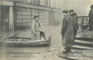 94 Val De Marne CPA FRANCE 94 "Maison Alfort, La crue de la Seine de 1910, Un vicaire aidant les sauveteurs" / INONDATIONS