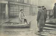 94 Val De Marne CPA FRANCE 94 "Maison Alfort, La crue de la Seine de 1910, Un vicaire aidant les sauveteurs" / INONDATIONS