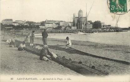 CPA FRANCE 83 " Saint Raphaël, Au bord de la plage'