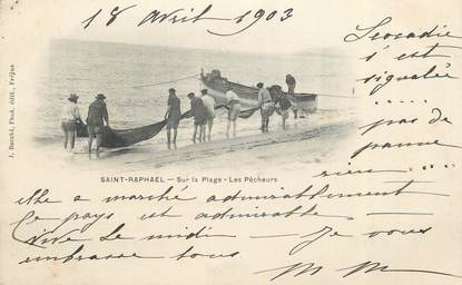 CPA FRANCE 83 " Saint Raphaël, Les pêcheurs sur la plage"