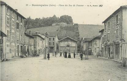 CPA FRANCE 38 " Beaurepaire, Place du jeu de paume"