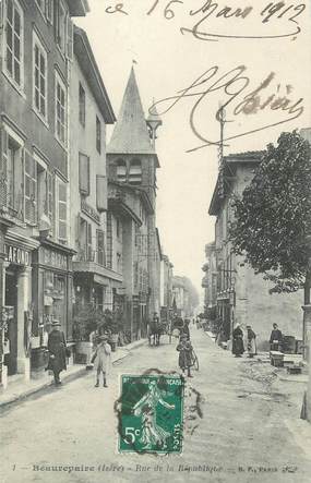 CPA FRANCE 38 " Beaurepaire, Rue de la République"