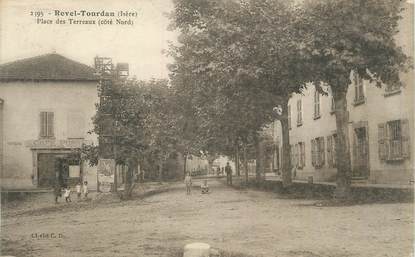 CPA FRANCE 38 " Revel Tourdan, Place des Terreaux"