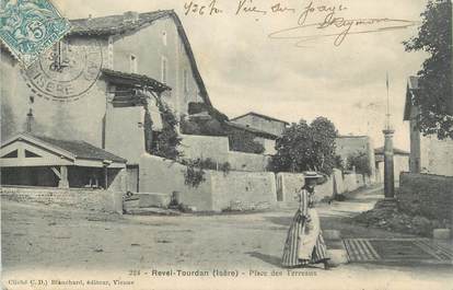 CPA FRANCE 38 " Revel Tourdan, Place des Terreaux"