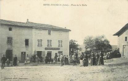 CPA FRANCE 38 " Revel Tourdan, Place de la Halle"