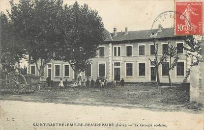 CPA FRANCE 38 " St Barthélémy de Beaurepaire, Le groupe scolaire"