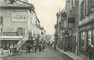 38 Isere CPA FRANCE 38 " Bourgoin, Place d'Armes et Rue Nationale"